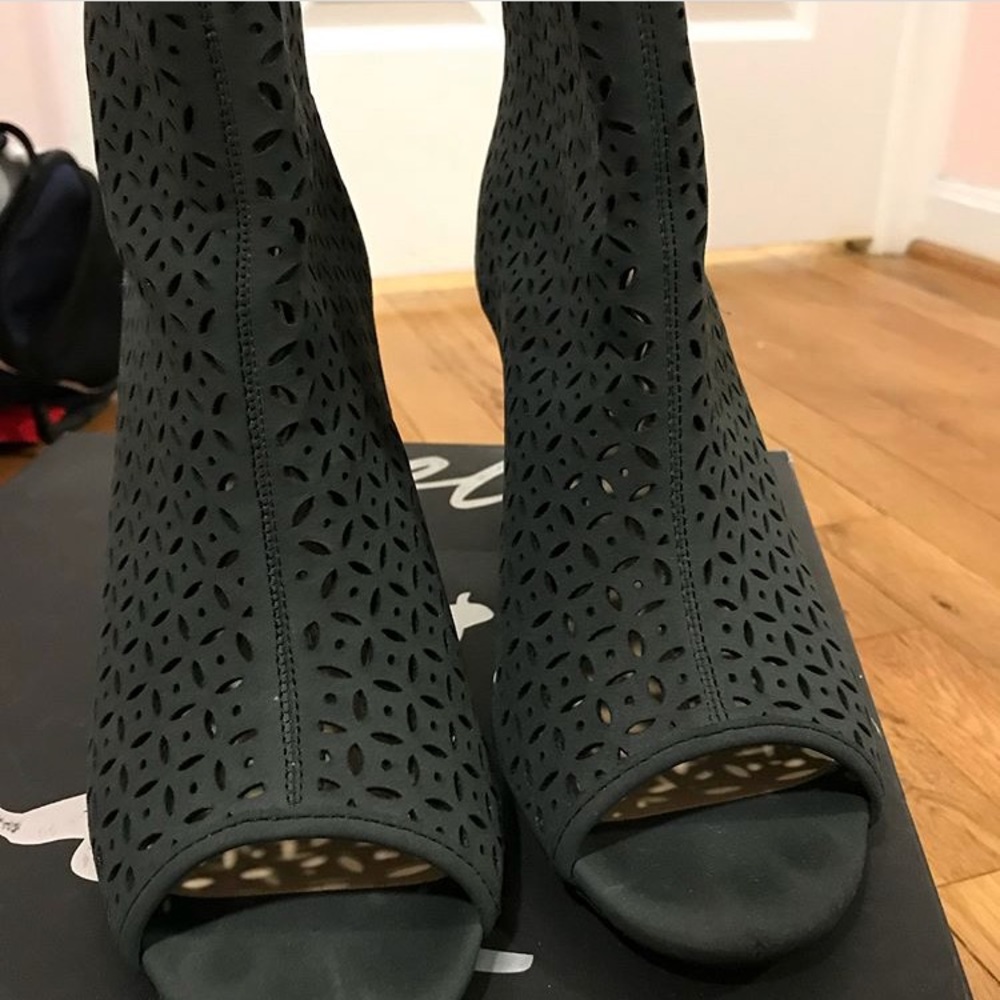 🌸Black Heeled Booties